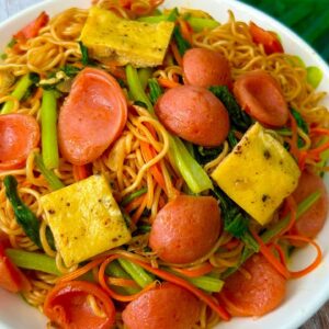 Mỳ trộn trứng, xúc xích
